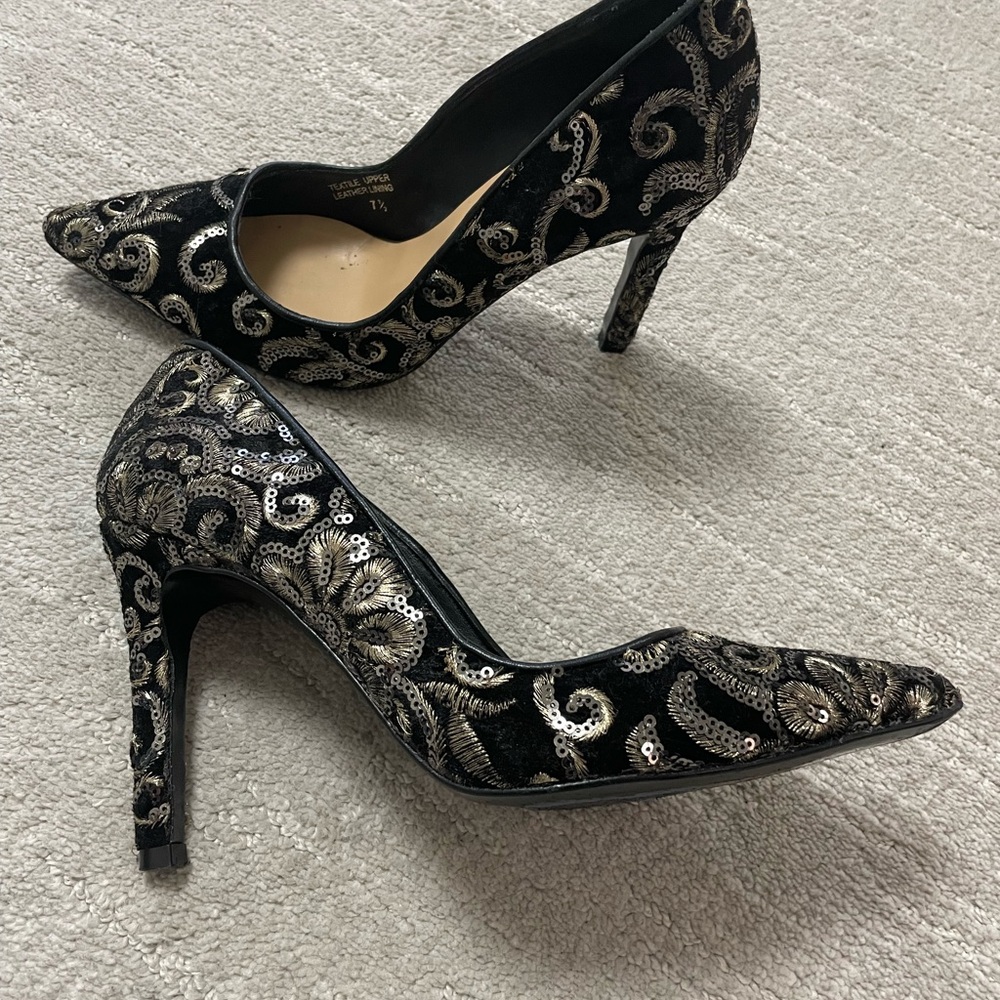Badgley Mischka Elegant Black and gold Women's Heels - Picture 2 of 10